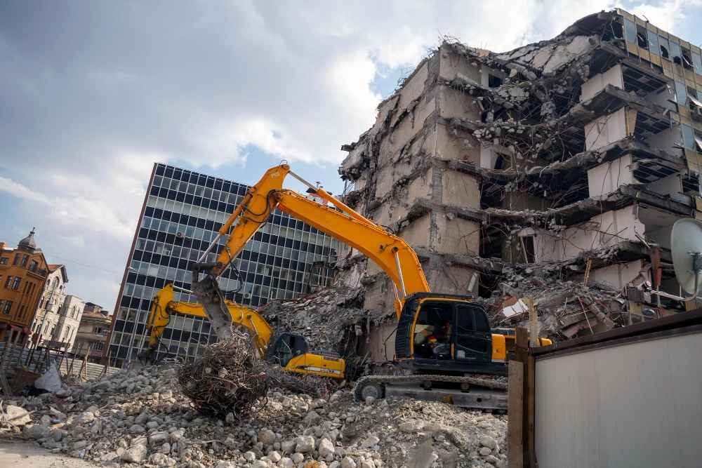 Excavation Pro LA heavy excavators performing large-scale commercial building demolition